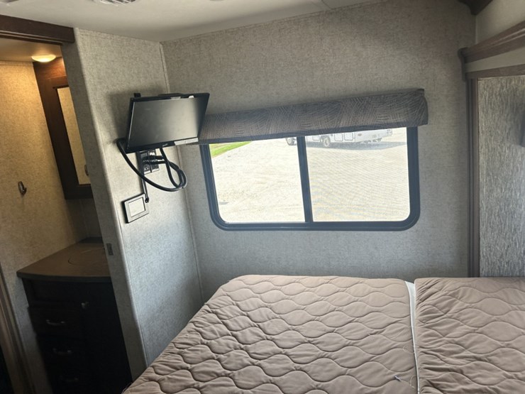 2017-ford-e450-image-86