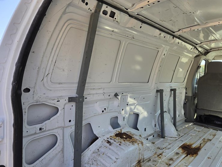 2013-ford-cargo-image-25