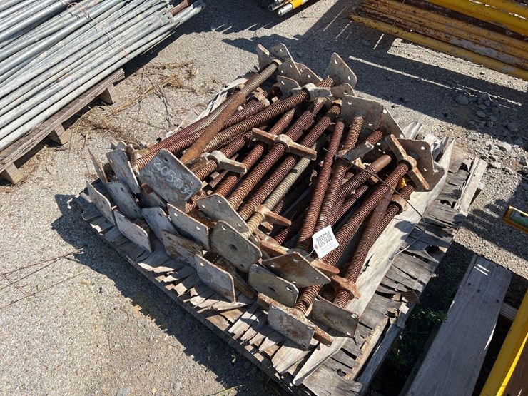 pallet-of-scaffolding-parts-image-1