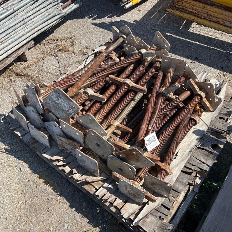 PALLET OF SCAFFOLDING PARTS