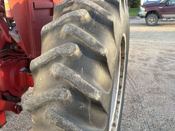 1971-farmall-656-hydro-diesel-tractor,-fenders,-wf,-540-pto,-3pt,-2-hyd,-16.9-38-rears,-7.50-16-fron-image-9