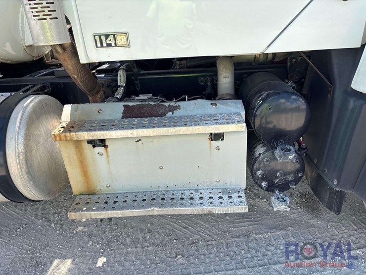 2016-freightliner-114sd-image-33