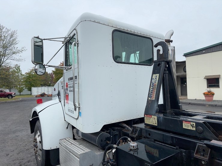 2004-peterbilt-330-image-15