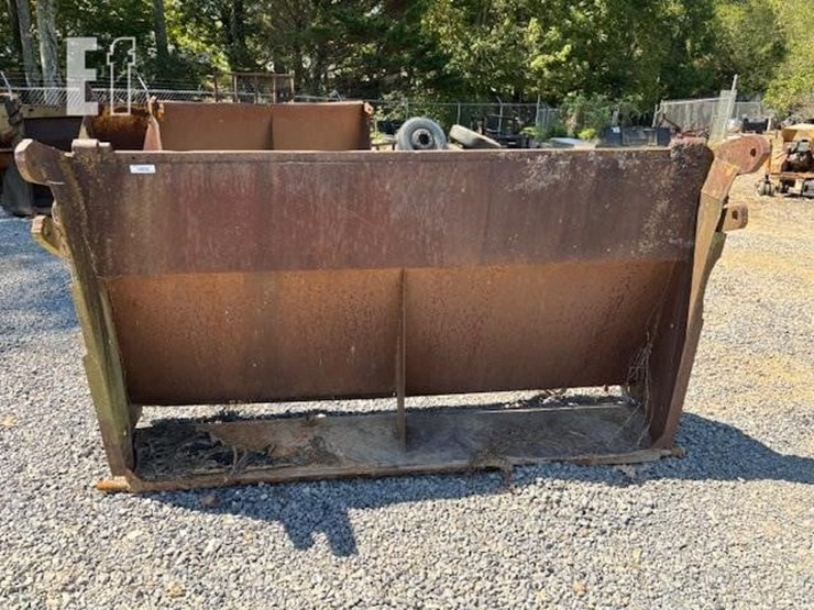 dump-truck-spreader-tailgate-image-1