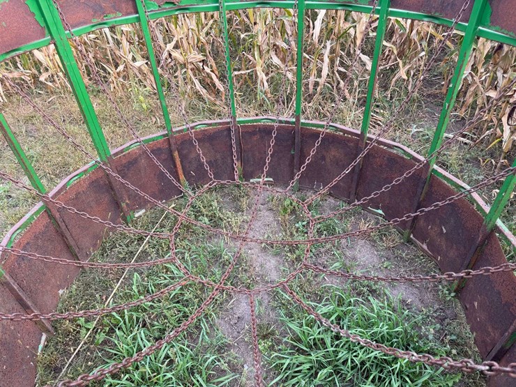 round-bale-feeder-with-hay-savor-and-skirt-on-bottom-image-4