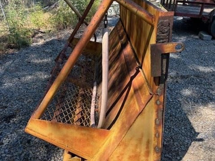 dump-truck-spreader-tailgate-image-3