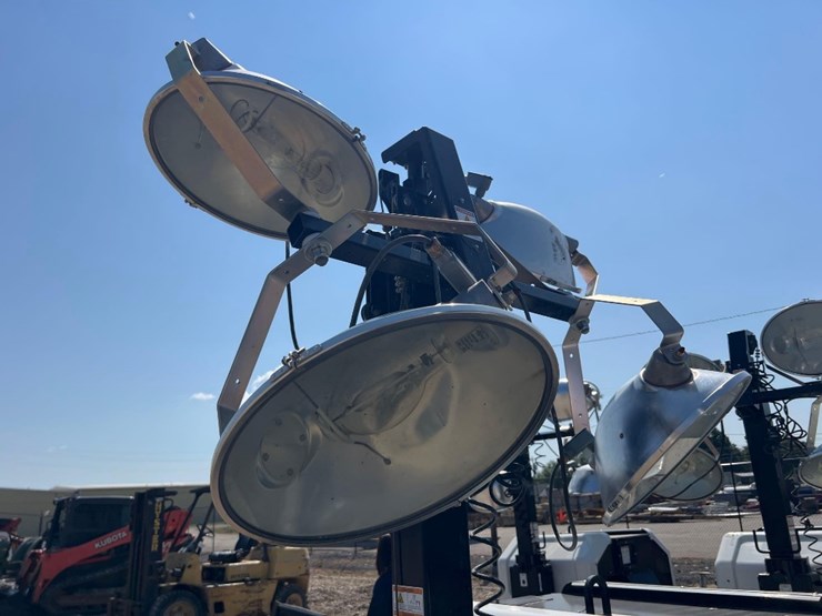 2019-allmand-night-life-v-series-light-plant-image-14
