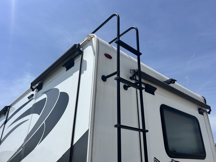 2017-ford-e450-image-17