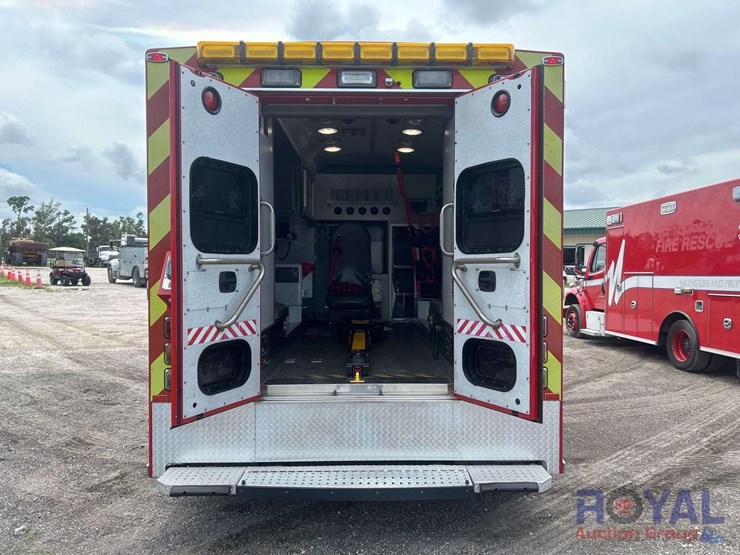 2016-freightliner-m2-106-braun-ambulance-image-24