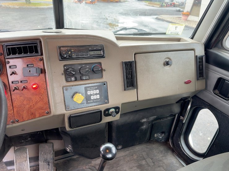 2004-peterbilt-330-image-24