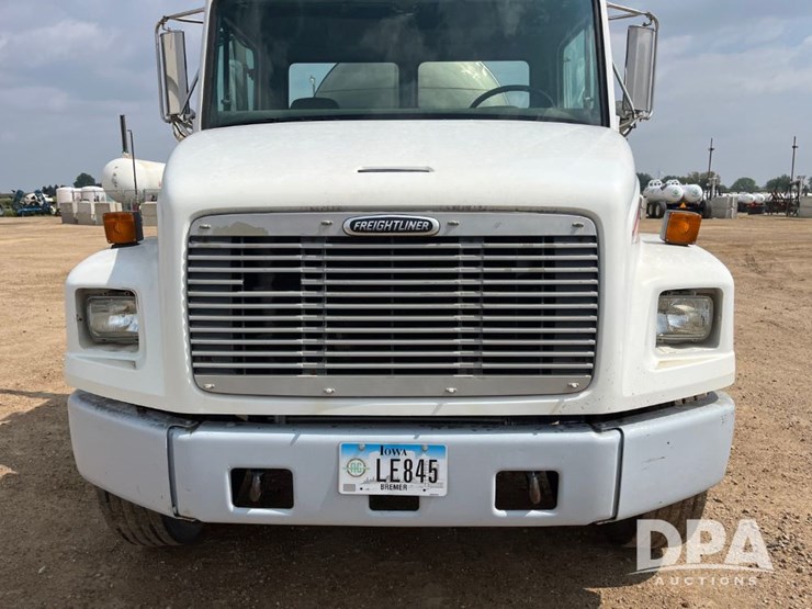 2000-freightliner-fl70-image-21