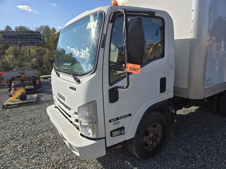 2017-isuzu-npr-image-9