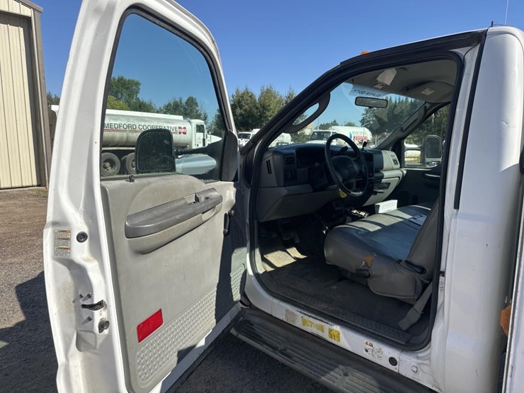 2004-ford-f550-xl-image-23