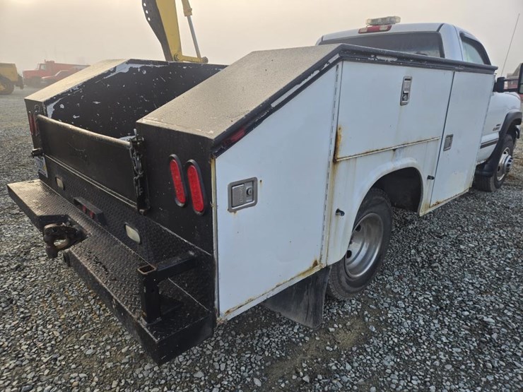 2005-chevrolet-3500-image-17