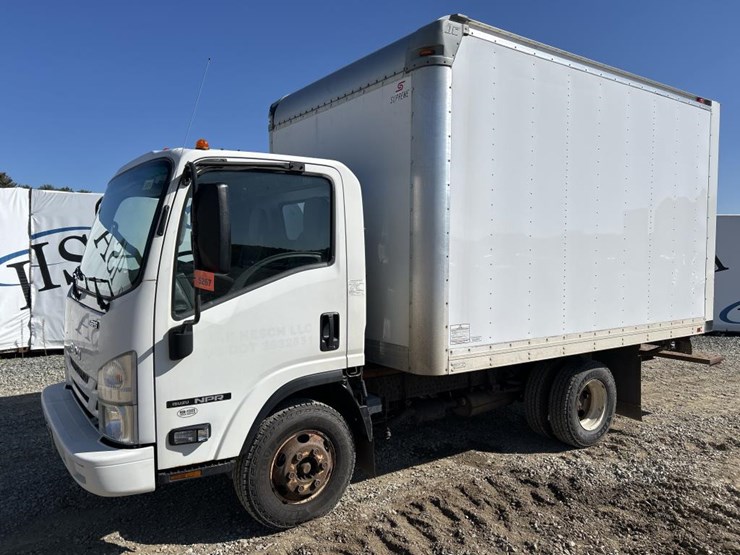 2017-isuzu-npr-image-1