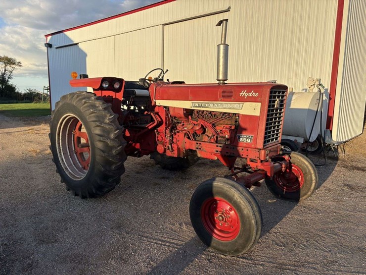 1971-farmall-656-hydro-diesel-tractor,-fenders,-wf,-540-pto,-3pt,-2-hyd,-16.9-38-rears,-7.50-16-fron-image-1