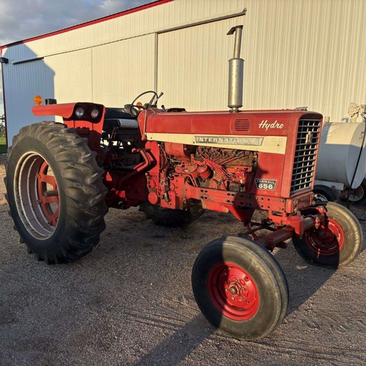 1971 Farmall 656 Hydro Diesel Tractor, Fenders, WF, 540 PTO, 3Pt, 2 Hyd, 16.9-38 Rears, 7.50-16 Fron