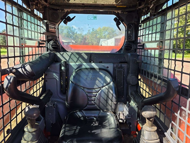 2019-kubota-ssv75-image-38