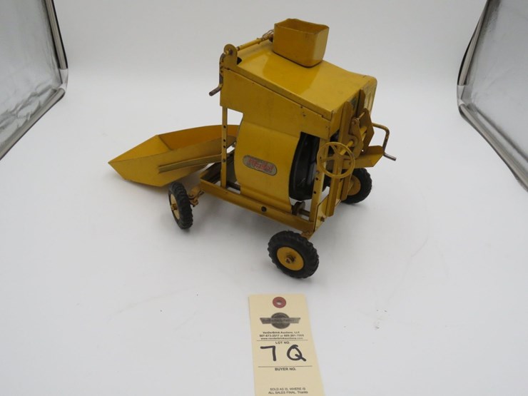 1950's-doepke-model-toy-crane-and-structo-cement-mixer-image-5