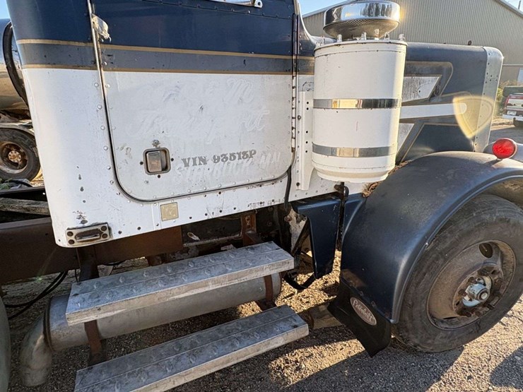 1977-peterbilt-359-image-23