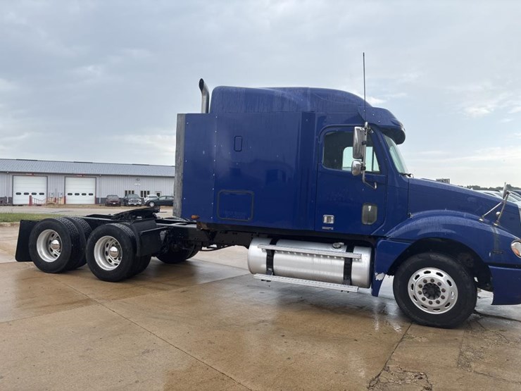 #1319-•-2005-freightliner-columbia-sleeper-cab-truck-tract-image-4