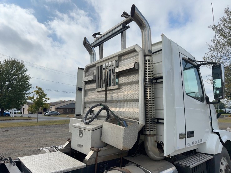 2012-volvo-vnl62t300-image-13