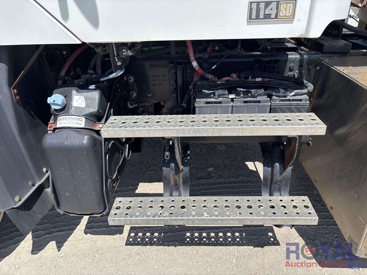 2016-freightliner-114sd-image-19