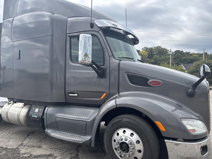 2017-peterbilt-579-image-12