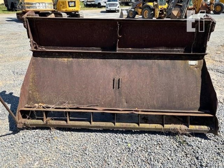 dump-truck-spreader-tailgate-image-3