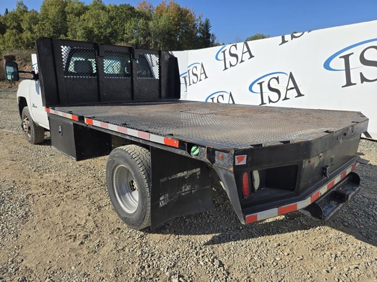 2015-chevrolet-3500-image-3