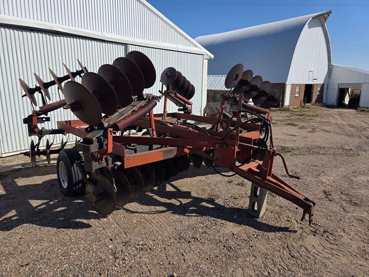ih-470-tandem-disk,-manual-fold-wings,-9.5l-14-tires-on-6-bolt-rims,-hydraulic-lift,-rear-hitch,-dis-image-6