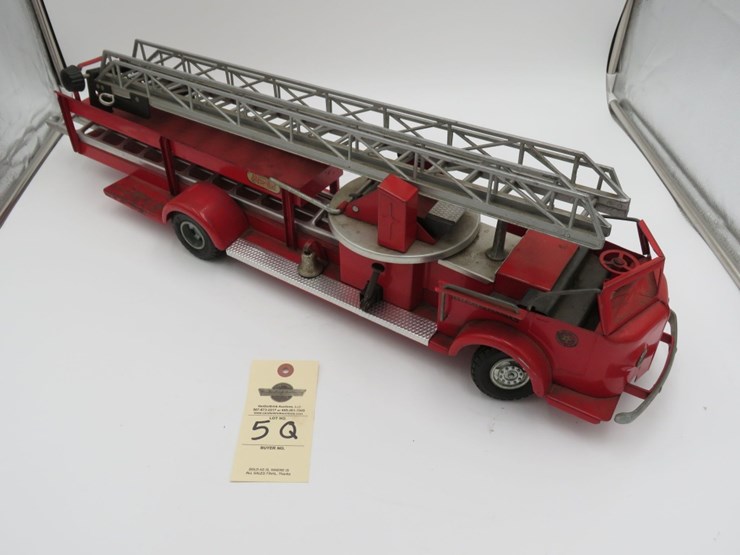 1950's-doepke-model-toys-aerial-ladder-fire-truck-image-2