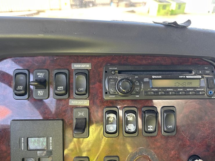 #1806-•-2013-freightliner-tanker-truck-image-41