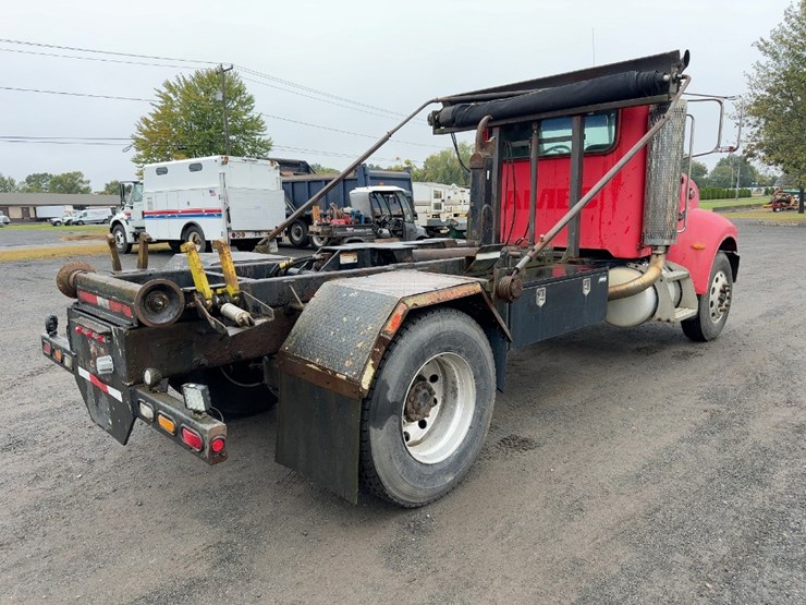 2005-peterbilt-335-image-5