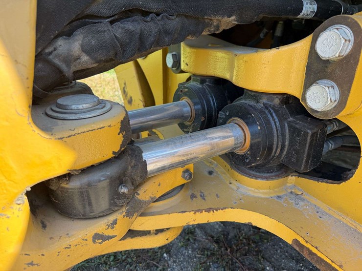 2014-caterpillar-420f-image-23