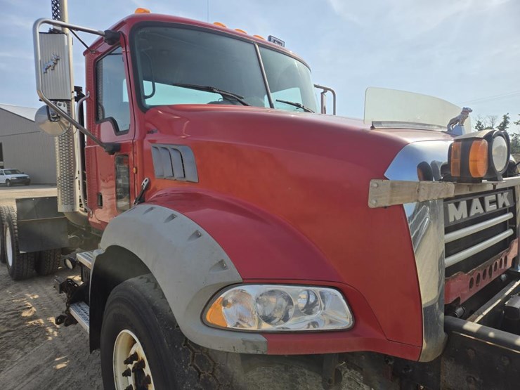 #1244-•-mack-gu813-day-cab-truck-tractor-image-7