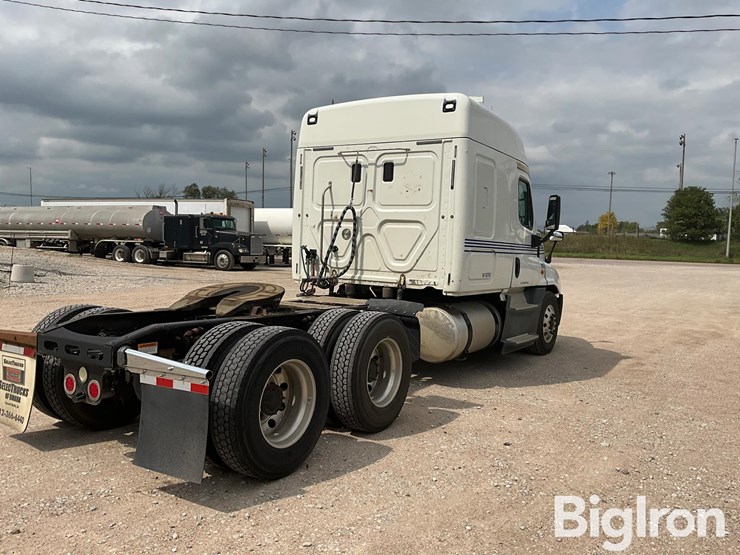 2015-freightliner-cascadia-125-image-5
