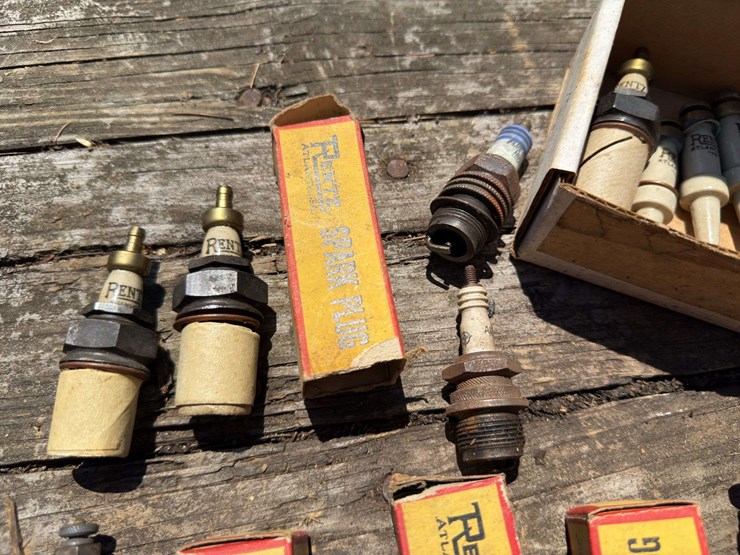 vintage-spark-plug-assortment-image-2