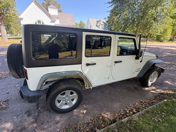 2011-jeep-wrangler-sport-image-7