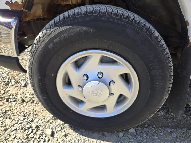 2013-ford-cargo-image-46