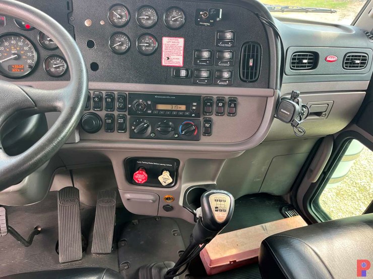 2011-peterbilt-367-image-15