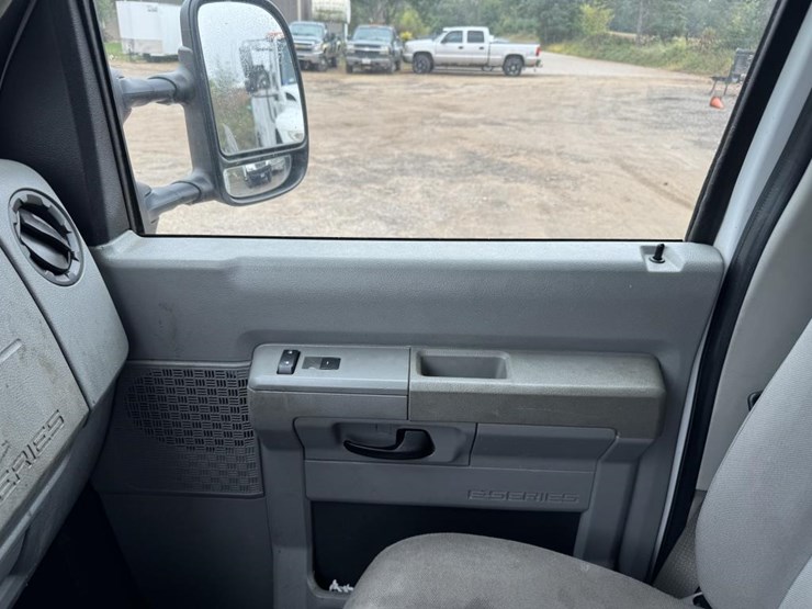 2013-ford-cargo-image-32