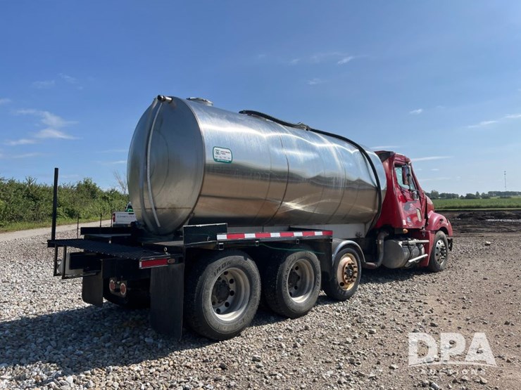 2007-freightliner-columbia-liquid-nurse-truck-(jn3025,-unit-1852)-image-8