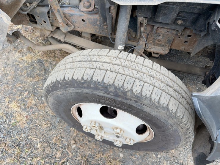 2013-isuzu-npr-hd-image-9