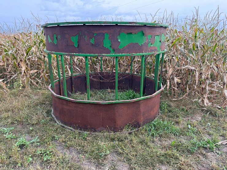 round-bale-feeder-with-hay-savor-and-skirt-on-bottom-image-1