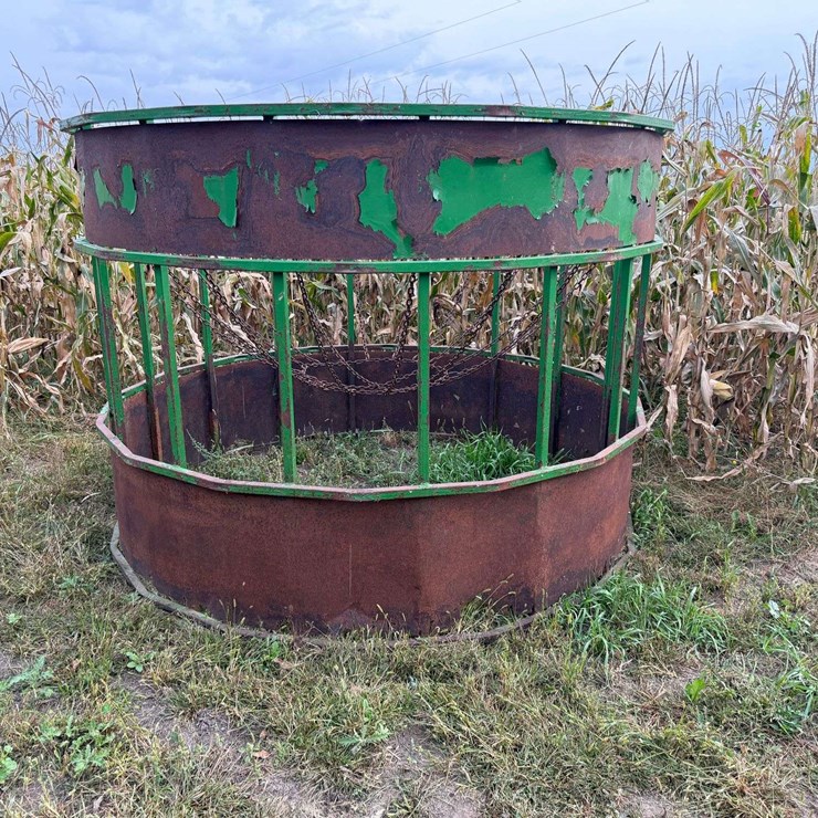 Round Bale Feeder with Hay Savor and Skirt on Bottom