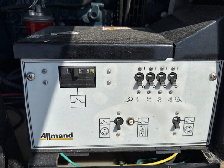 2019-allmand-night-life-v-series-light-plant-image-13