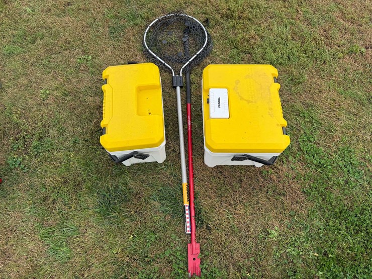 13qt-and-19qt-aerated-minnow-buckets,-net-and-ice-chisel-image-1