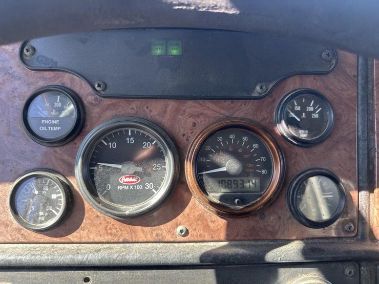 2005-peterbilt-385-image-40