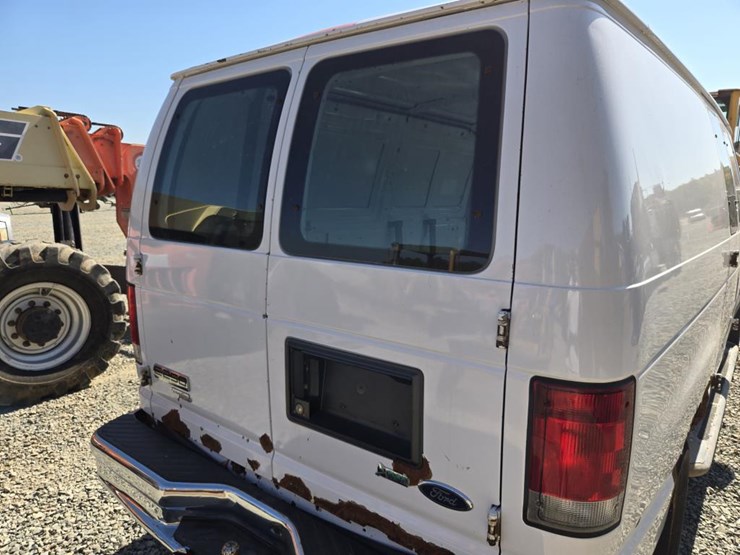 2013-ford-cargo-image-21